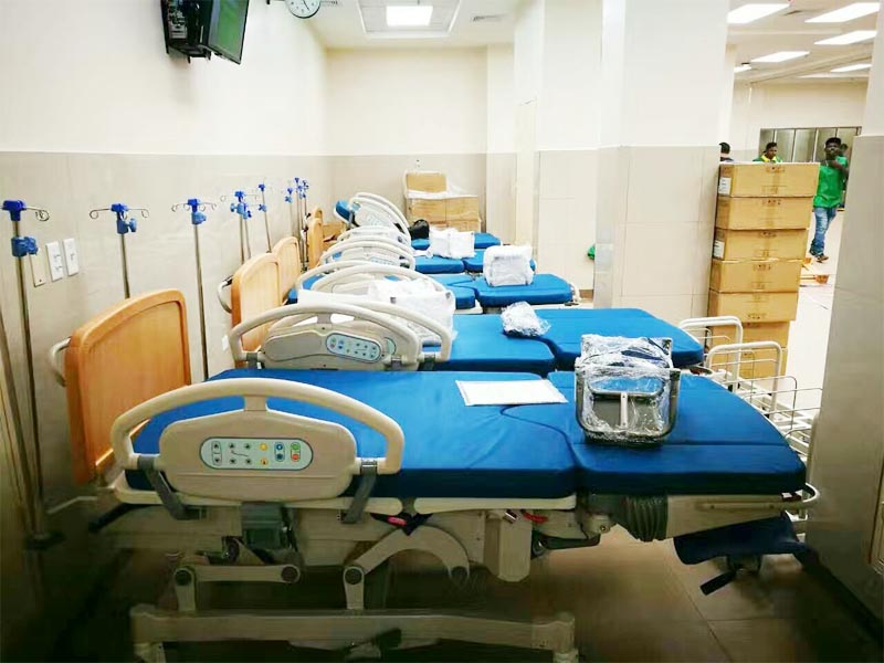 Un paquet de lit de soins intensifs, civiÃ¨re de transfert, chariots mÃ©dicaux, lit de maternitÃ© et ainsi ont Ã©tÃ© Ã©quipÃ©s dans l'hÃ´pital international de Gleneagles Kota Kinabalu.
